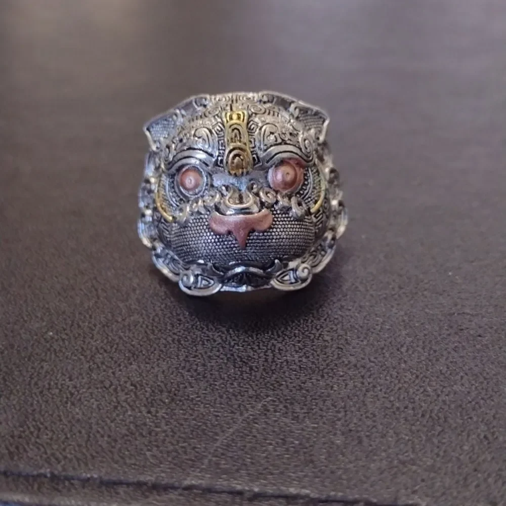 Silver tone ring looks like a tribal animal size 7
